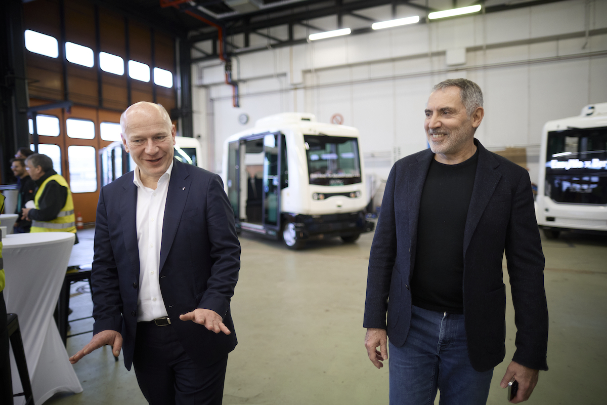 Berlin Mayor Kai Wegner with EasyMile CEO and Founder Gilbert Gagnaire at the company's workshop in Tegel's Urban Tech Republic