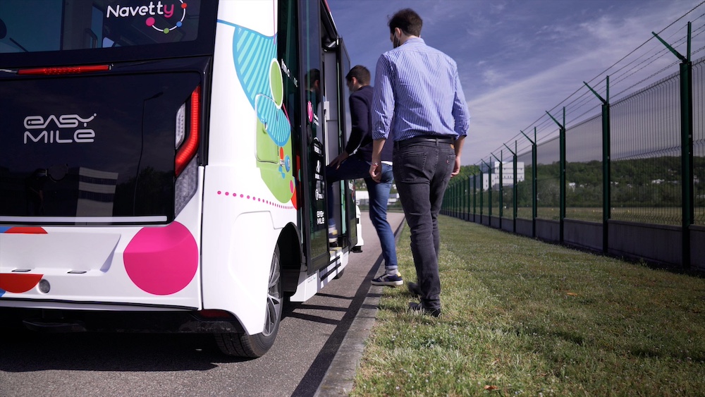 Self-driving bus